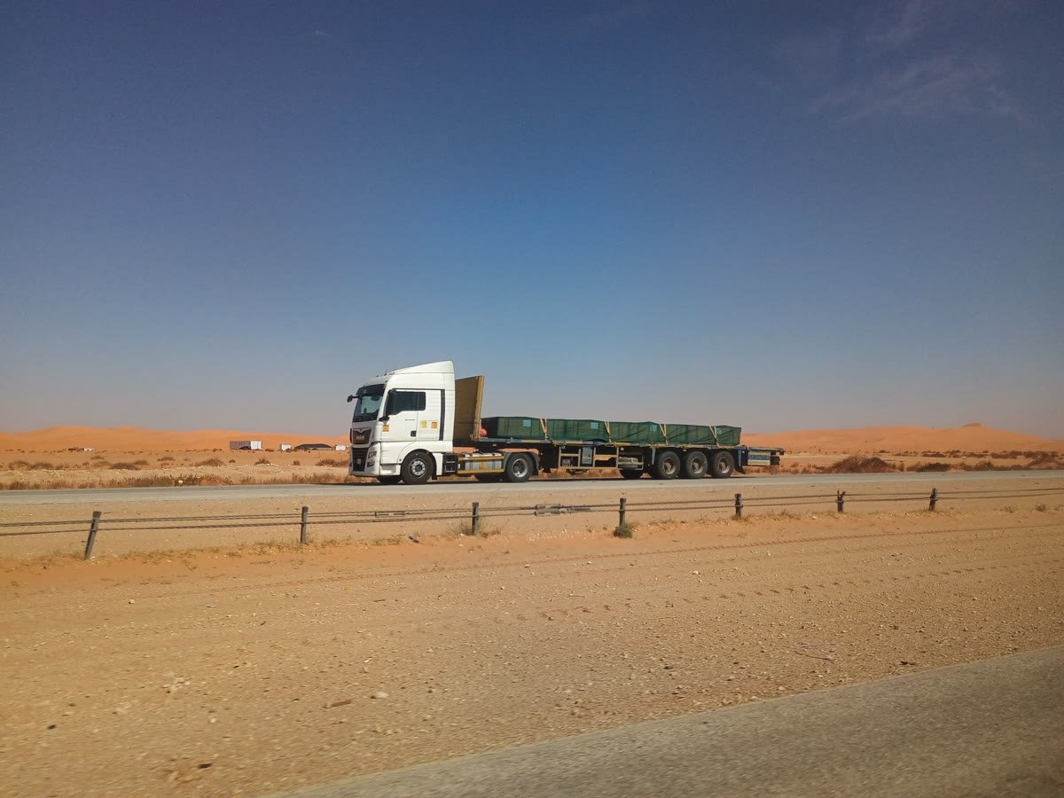 النقل والخدمات اللوجستية